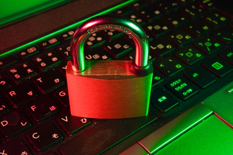 Cadenas sur un clavier symbolisant la protection anti-hacker du serveur web dédié