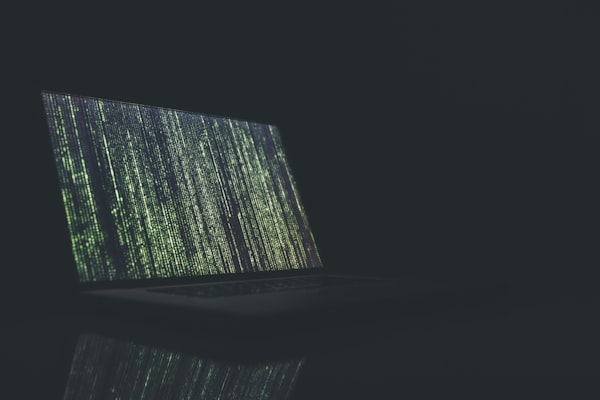 Écran de code sombre illustrant le scan antivirus quotidien avec heuristiques