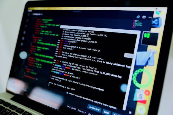 Ordinateur portable affichant du code : hébergez autant de sites web que vous le souhaitez