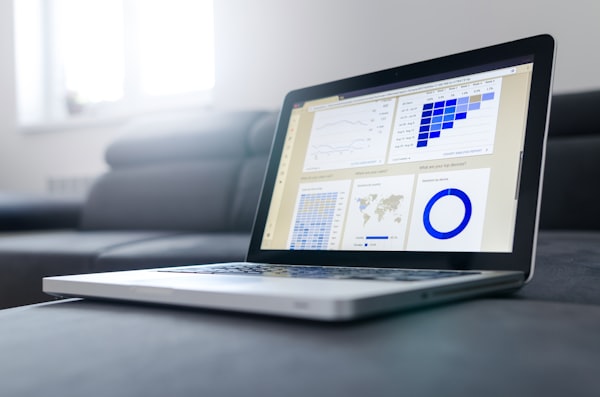 Expert devant un tableau de bord : conseils gratuits en cybersécurité